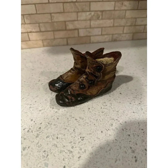 POPULAR IMPORTS 1999 “VICTORIA CHILD’S COLLECTION”  SMALL VICTORIAN SHOES FIGURE - Picture 1 of 4